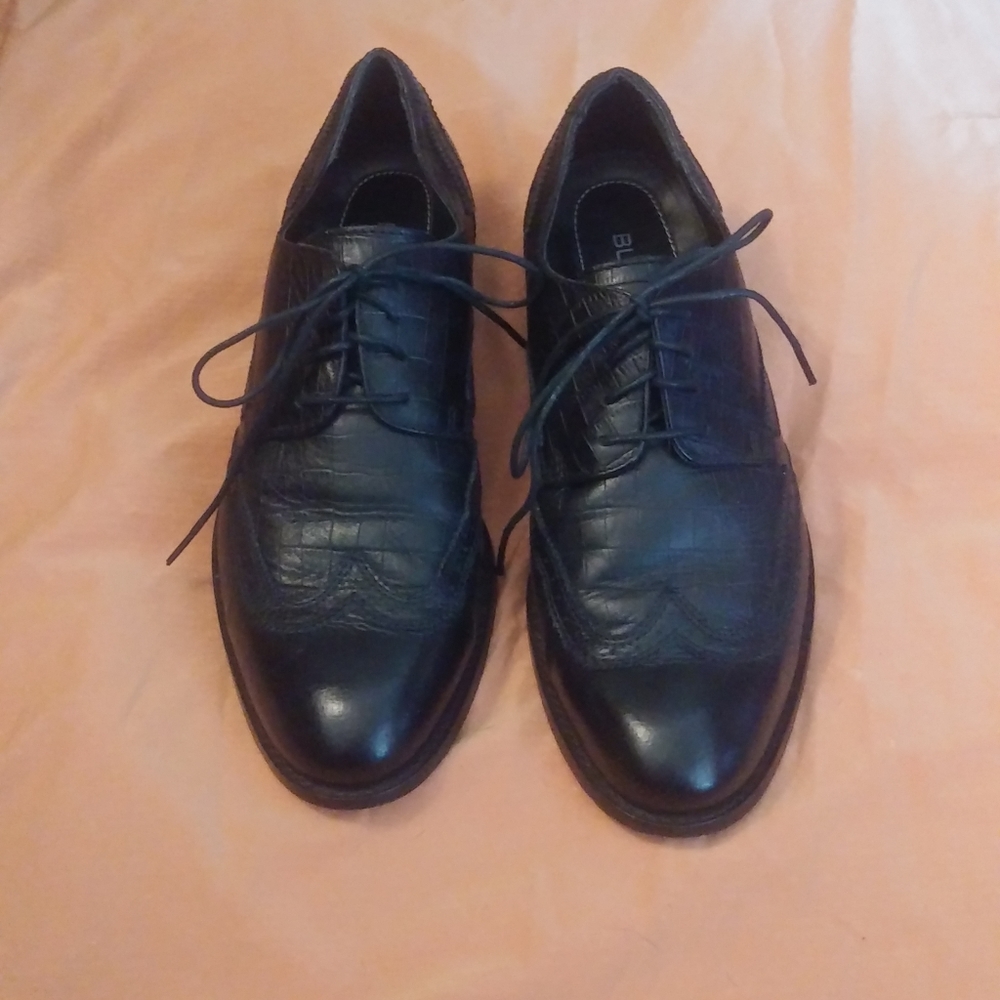 BUGATCHI Men's wing-tip dress shoe